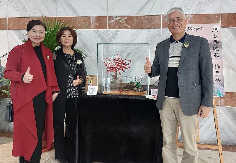 南華大學校長高俊雄(右1)與副校長賴淑玲(左1)親臨觀展，表達對洪銀霜學員(中)的肯定與祝福。