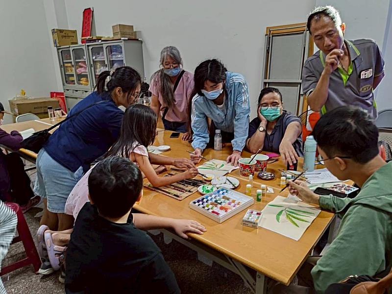 二通文化聚落推廣講座集結地方文史工作者、相關科系學生、親子及民眾參與，講座也帶領民眾實際體驗膠彩創作方式。