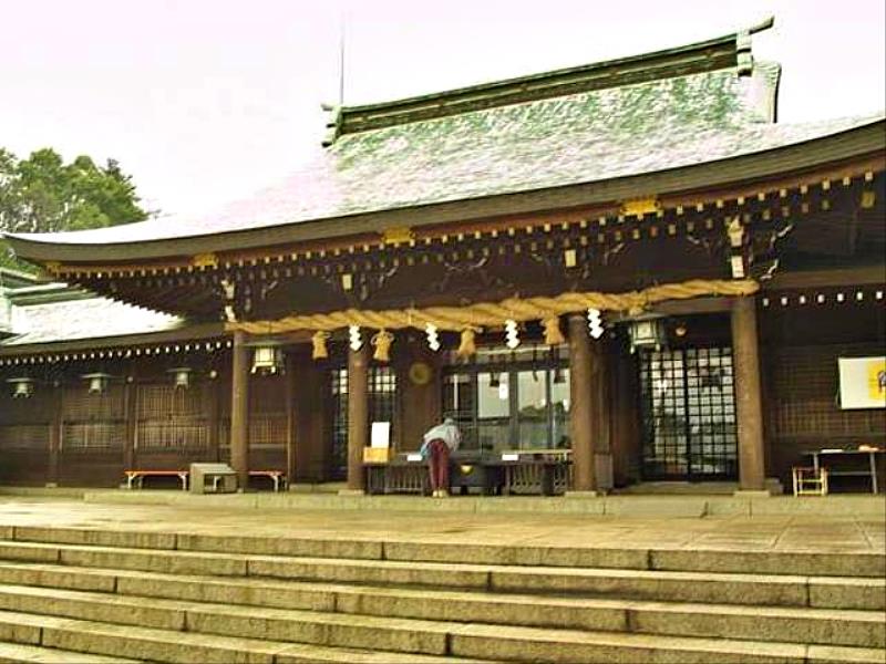 大分縣護國神社新年參拜的最大看點是,日本第一高的大破魔箭(18.8公尺)、大熊手(12公尺)、九州最大級的大繪馬(縱3公尺×橫5公尺)、高18公尺的大門松等巨大的吉祥物。