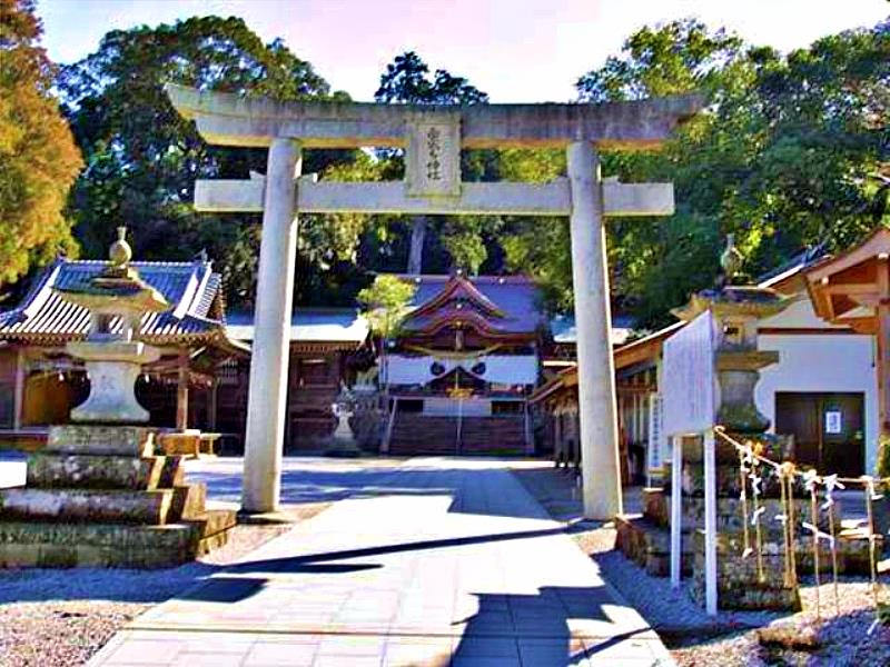 西寒多神社有豐後國一之宮之稱，是歷史悠久的寺院，深受歷代國司和武將的尊崇，新年參拜時也能感受到境內美麗的自然風光。