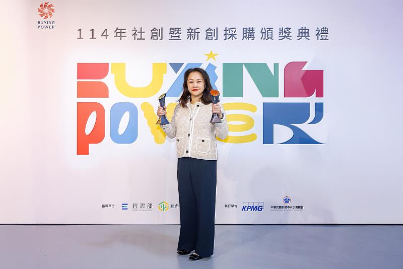 凱基金控集團榮獲「Buying Power 社會創新採購獎」四項大獎,其中凱基金控榮獲「社創特別獎」及「卓越領航獎」,由凱基金控永續長賴俐臻代表領獎。