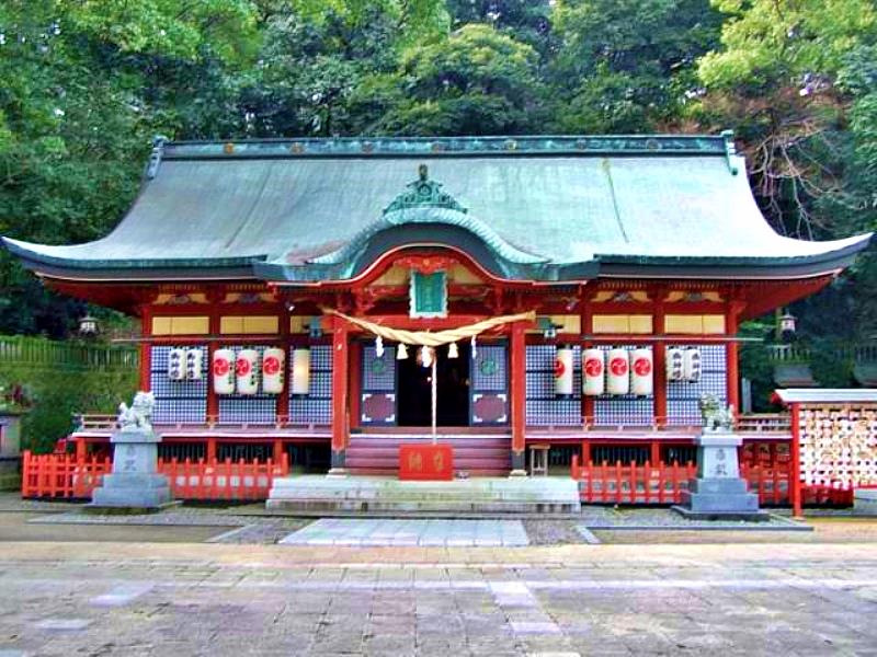 八幡朝見神社是市內最多參拜者的神社, 境內有樹齡超過1000年的神木大楠,以及情侶一起穿過就能締結良緣的「夫婦杉」,作為祈求姻緣的能量點也很受歡迎。此外,還有以無病息災之水聞名的「萬太郎清水」,境內也有茶房,參拜後可以悠閒地度過。 鋪石上有酒杯和葫蘆形狀的石頭,據說踩到可以獲得無病息災等福氣。 神明庇佑 有著無病息災、家庭平安、交通安全、生意興隆、戀愛成就、締結良緣等神明庇佑。