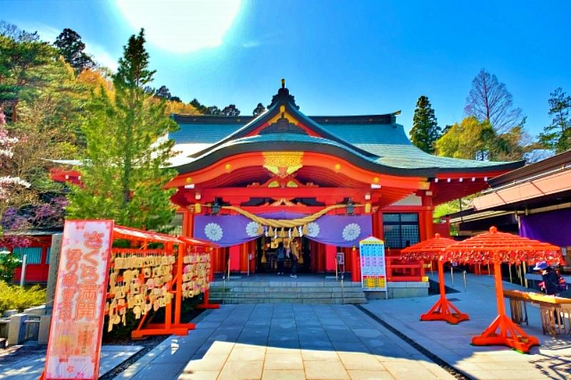 宮城縣護國神社鎮座伊達政宗公所築的仙台城(青葉城)本丸址，以紅色為基調的正殿和伊達政宗的大雕像最讓人印象深刻。