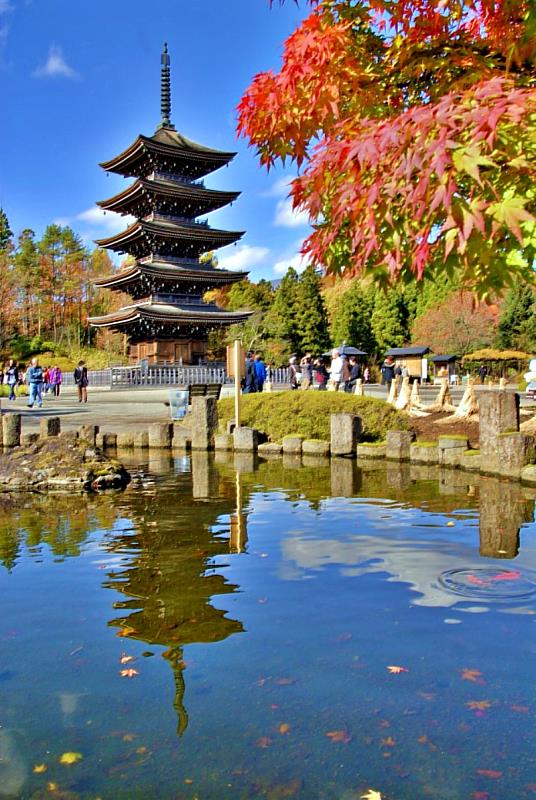 從定義如來西方寺的觀景台可以觀賞新年的第一個日出，從除夕就擠滿了參拜者。