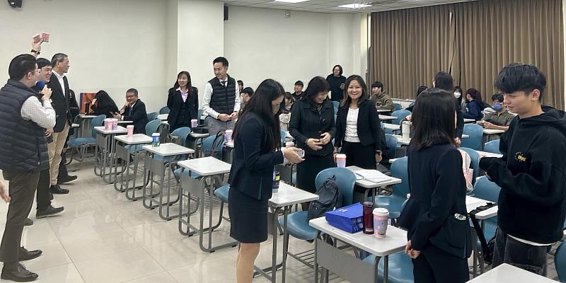 世新大學管理學院114-2「金融行銷實習」課程企業說明會,產學交流氛圍熱烈。(世新大學提供)