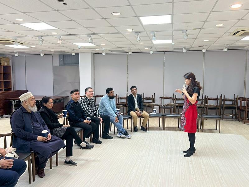 二、葉惠菁國際長向外籍教師說明獎學金未來修訂方向,並邀請大家填寫回饋表單提供建議