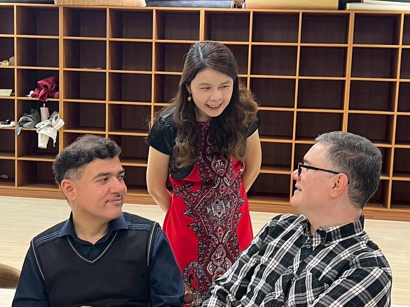 四、葉惠菁國際長與外籍教師輕鬆交流，暢談教學與生活點滴