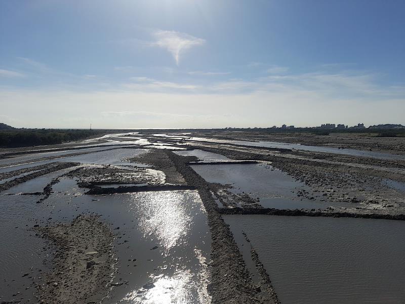 卑南溪揚塵防制水覆蓋恢復八成 持續修復守護臺東好空氣