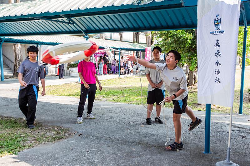 高雄中芸國中學生救生圈拋擲體驗