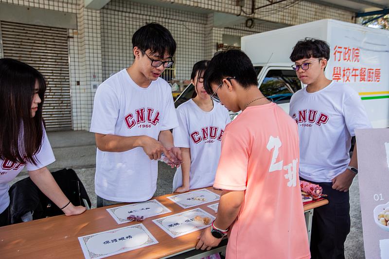 藥學系學生透過遊戲讓參與者在「玩中學、學中玩」學習正確用藥知識