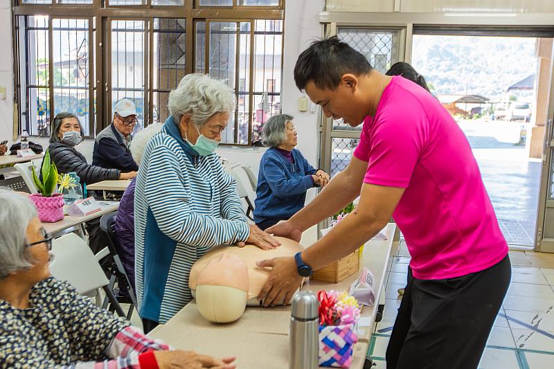 嘉藥水活社前進社區教導長輩正確的急救觀念