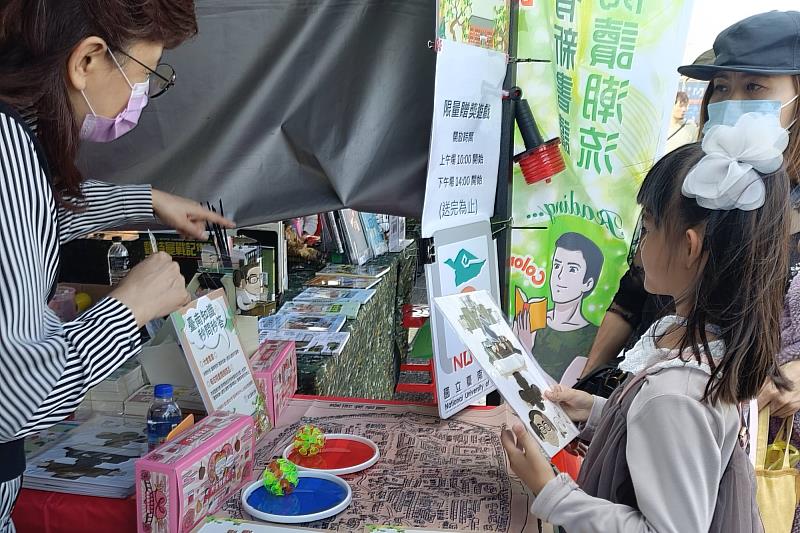 民眾於南大攤位體驗趣味問答，在互動中認識臺南地方文化。