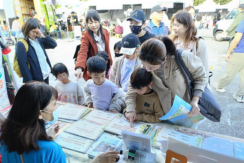 臺南大學推出「臺南知識＋秒問秒答」互動活動，吸引親子民眾參與。