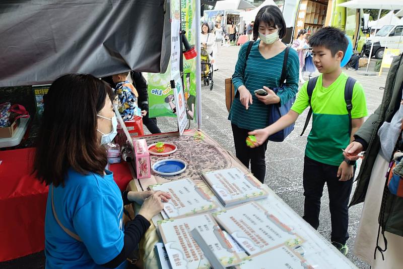 南大於閱讀節現場展示「臺南學研究中心」相關成果，呈現學校深耕地方學研究的特色。