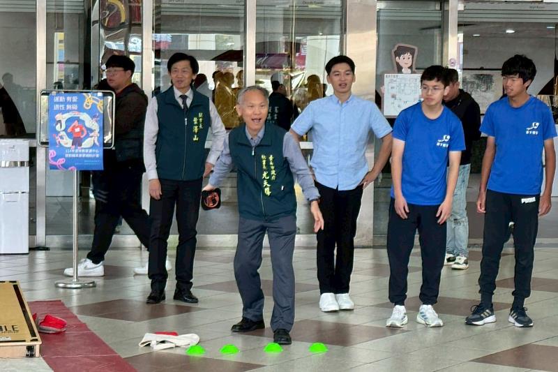 南大體育學系許柏仁老師帶領師生於臺南市議會推廣布袋球運動，邀請市府團隊與議員親身體驗，展現適應運動在公共場域中的實踐成果。