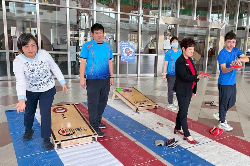 南大體育學系團隊示範布袋球投擲體驗，透過簡單安全的運動設計，推動高齡者與身心障礙者皆可參與的運動共融行動。