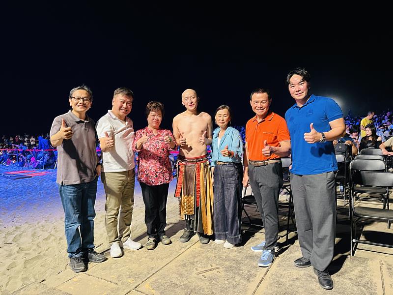 黃清樹董事長(右2)是「即將成真火舞團」團長蔡宏毅(中)的貴人，特別與崑大李天祥校長(左2)等貴賓到漁光島表演現場為他打氣