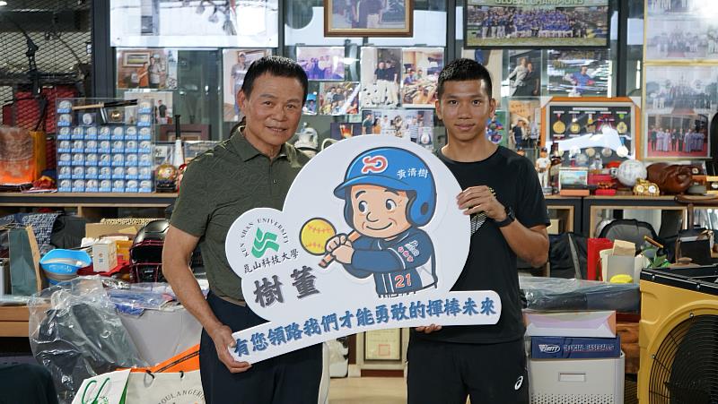 黃清樹董事長(左)每個月持續贊助運動訓練的營養金予魏浩倫(右)，魏浩倫也不負眾望奪下好成績