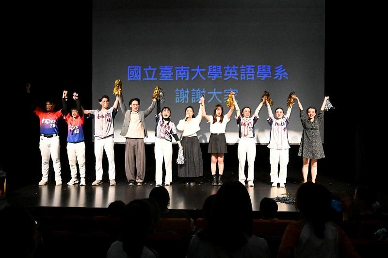 南大英語系英語兒童劇以棒球故事結合反霸凌主題，學生演員與現場大小朋友齊聲喊出隊呼，展現團隊合作與友善互助的精神。