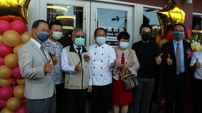 黃清樹董事長(左2)引薦麵包冠軍師傅吳寶春(中)擔任崑山科大講座教授，2022年吳寶春烘焙學院開幕當天特別蒞臨現場見證盛事