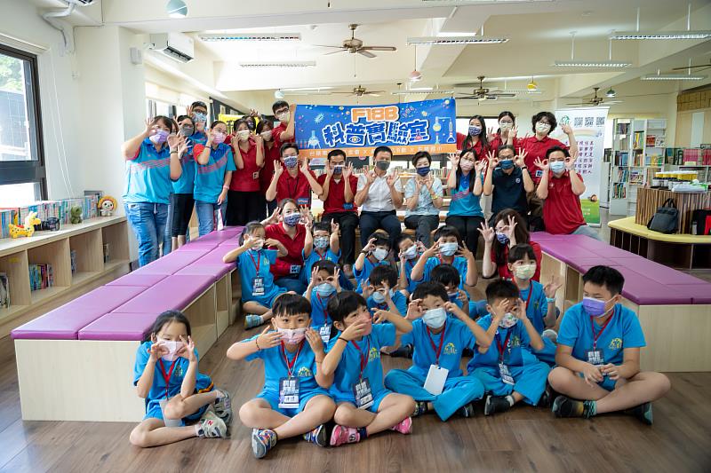 台積電慈善基金會志工帶領左鎮國小學童進行科普實驗，董事長張淑芬、左鎮國小傑出校友黃清樹董事長、協助培力偏鄉的崑大鐘俊顏副校長等人合影(台積電慈善基金會提供)