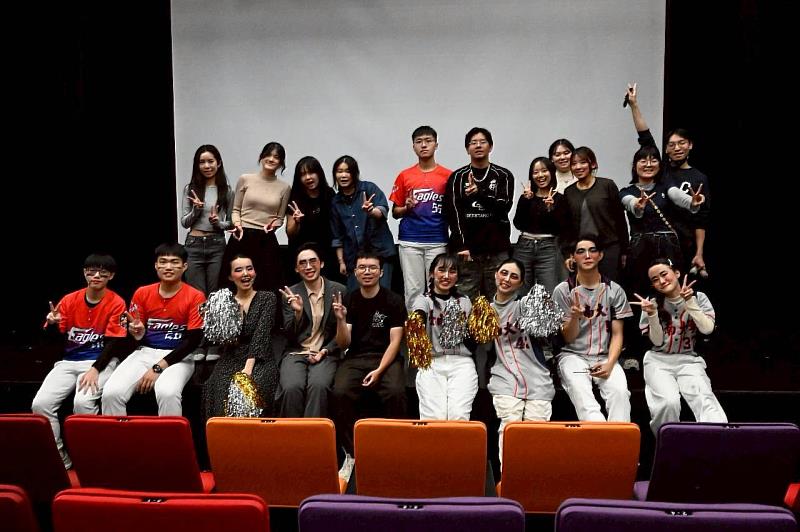 南大英語系學生於英語兒童劇場中引導觀眾化身臨時打擊者，一同參與關鍵棒球賽，透過互動戲劇讓英語學習自然融入情境。