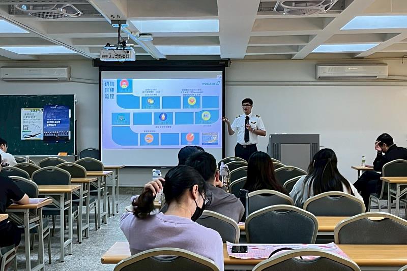 臺南大學電機工程學系校友沈仲卿副機長返校分享職涯經驗,從求學歷程談跨域投入航空產業的實務歷程。