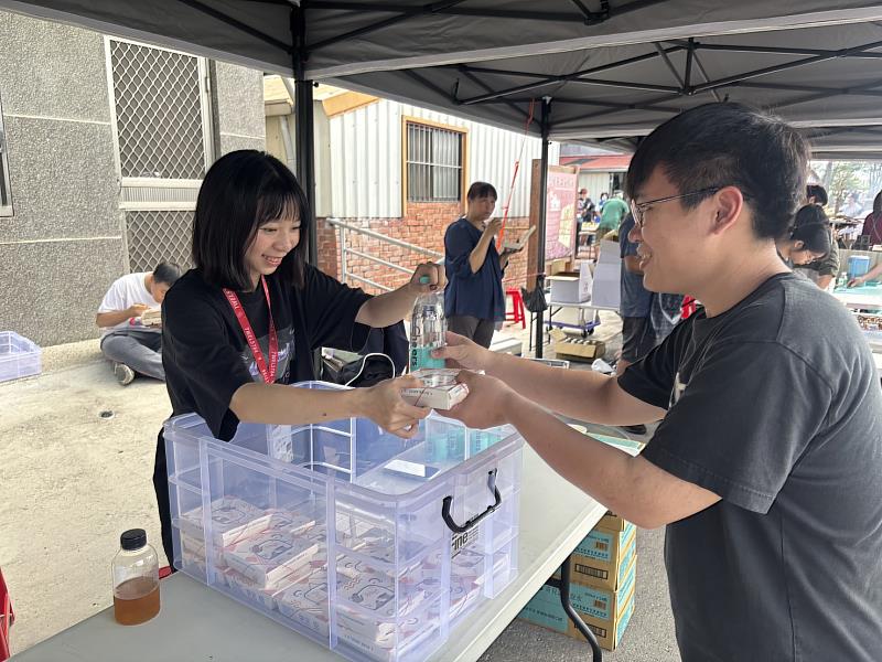 團隊成員協助餐點發放