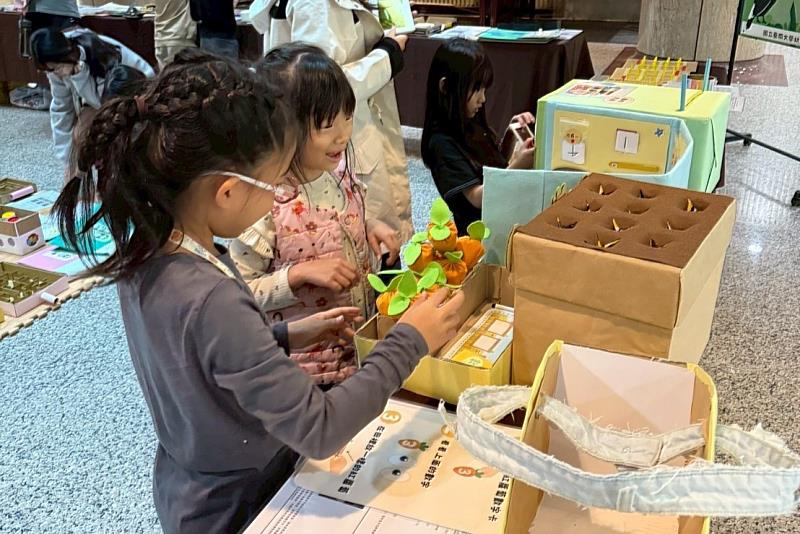 南大幼教系邀請鄰近幼兒園師生參與體驗,促進教學設計與教育現場交流。