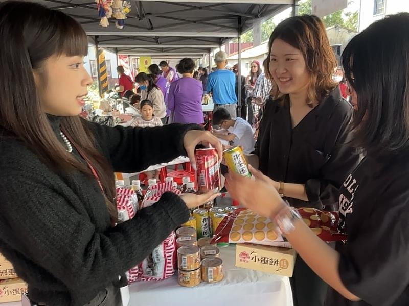 學生協助發放物資供民眾領取