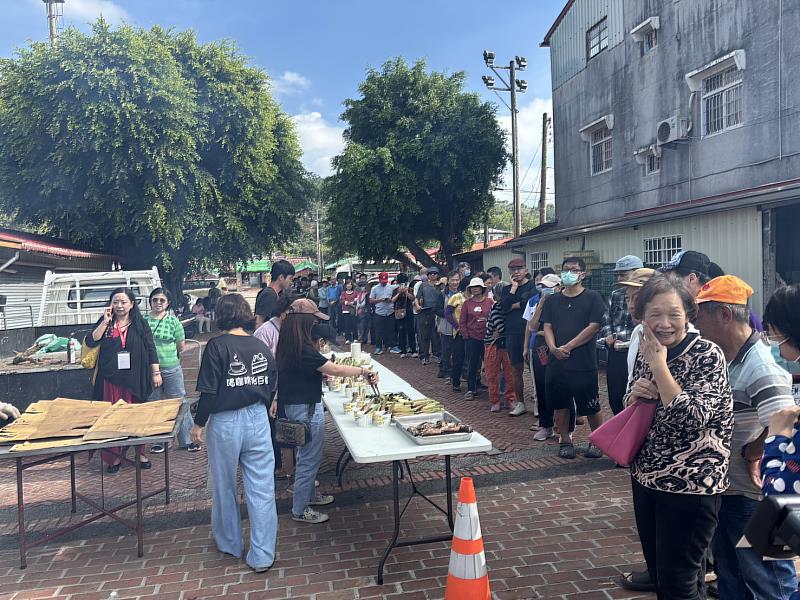 愛心餐點吸引居民踴躍領取