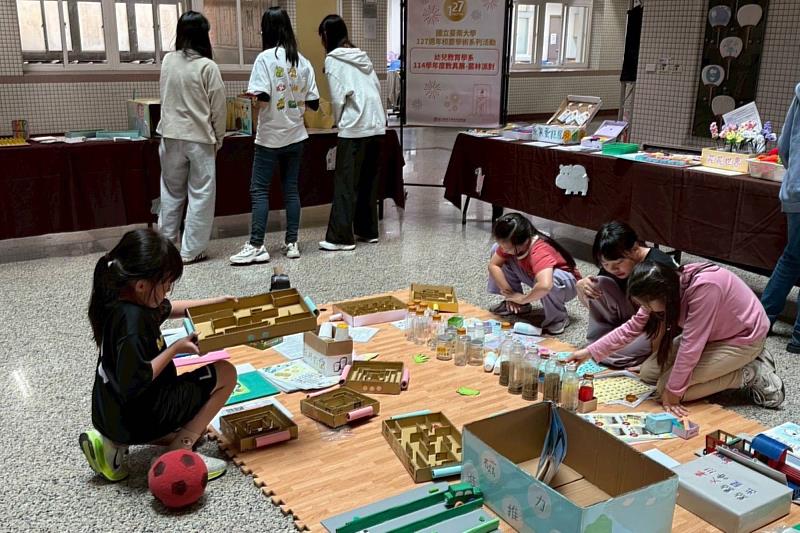 南大幼教系「幼幼教具展」呈現學生將課堂所學轉化為具體創作成果。