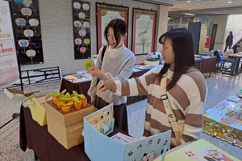 南大幼教系學生於課程中完成教具設計與製作,展現幼教師資培育成果。