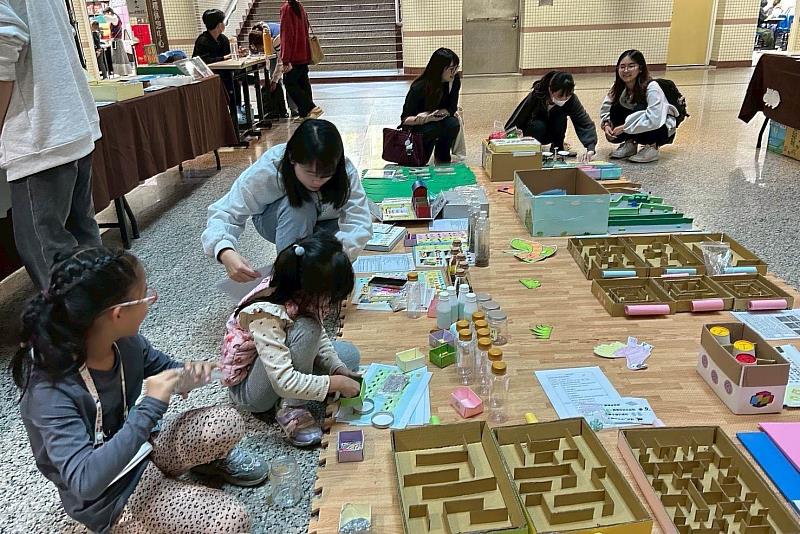 南大幼教系「幼幼教具展」以「叢林派對」為主題，學生創作教具結合遊戲與學習。