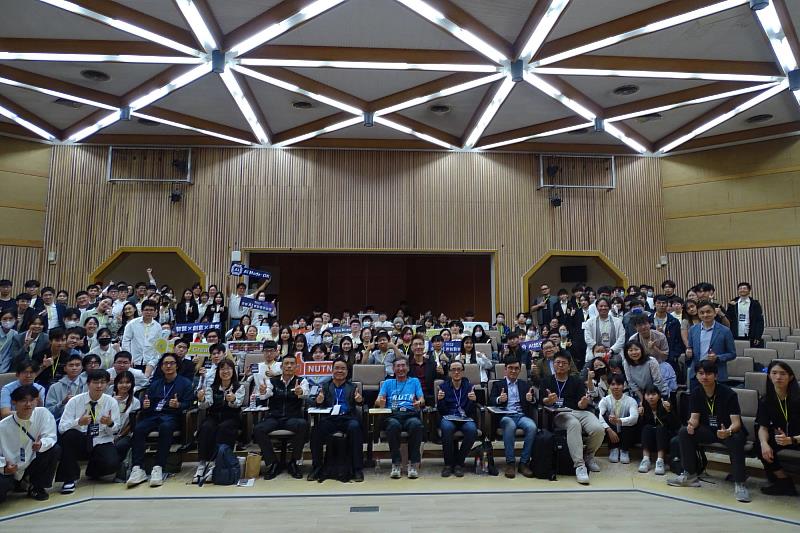 南大舉辦2025全國AI專題創意競賽決賽，全國112支隊伍齊聚校園，展現AI創新實力。