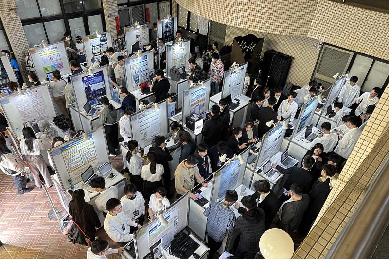 南大AI競賽決賽現場，參賽團隊進行成果展示，呈現人工智慧多元應用。