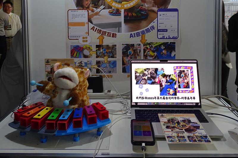南大AI競賽中,參賽團隊展示創意作品,呈現人工智慧於實務場域的多元應用。