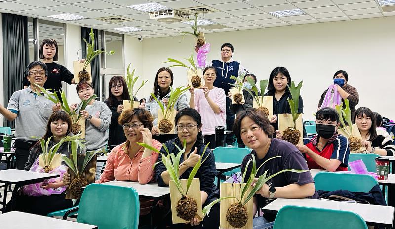 樂活學程開設「園藝輔療」課程，集結幼保系學生共同參與，學生們完成鹿角蕨上板DIY