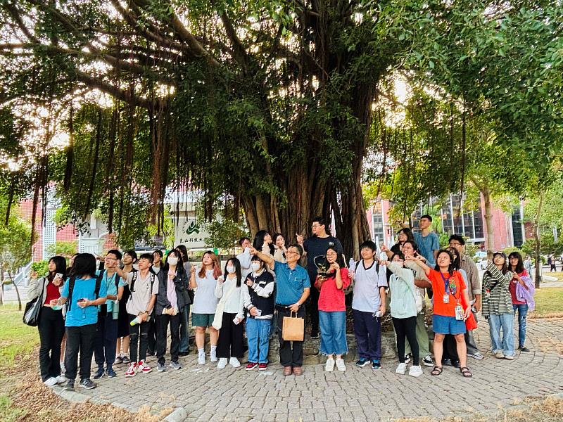 全體師生於校園植物走讀活動中合影