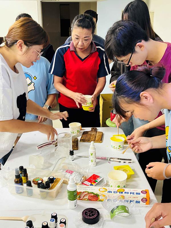 學生體驗絲瓜絡手工皂DIY