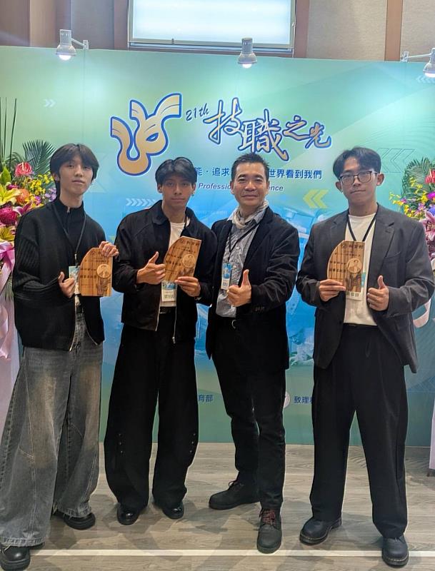 獲獎團隊與指導老師張景旭老師合照