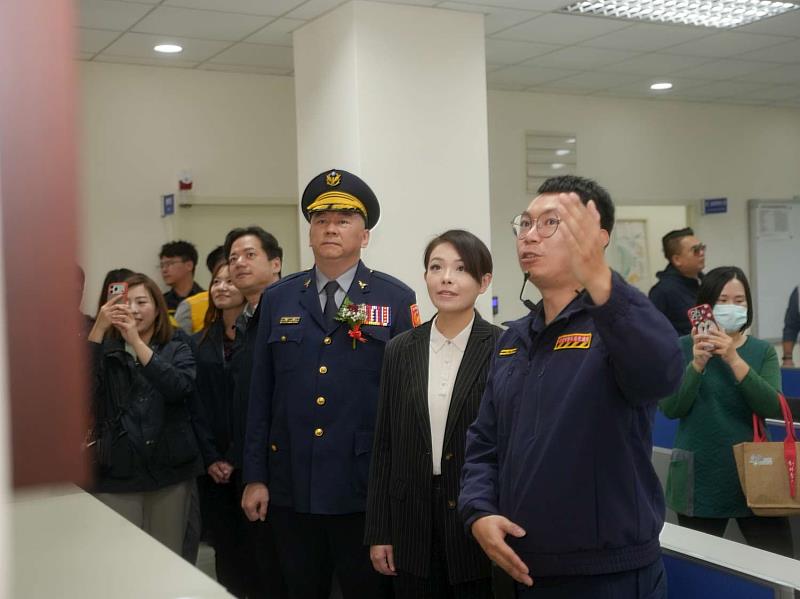 市長高虹安和副市長邱臣遠、警察局長許頌嘉等貴賓，共同視察廳舍完工情況。