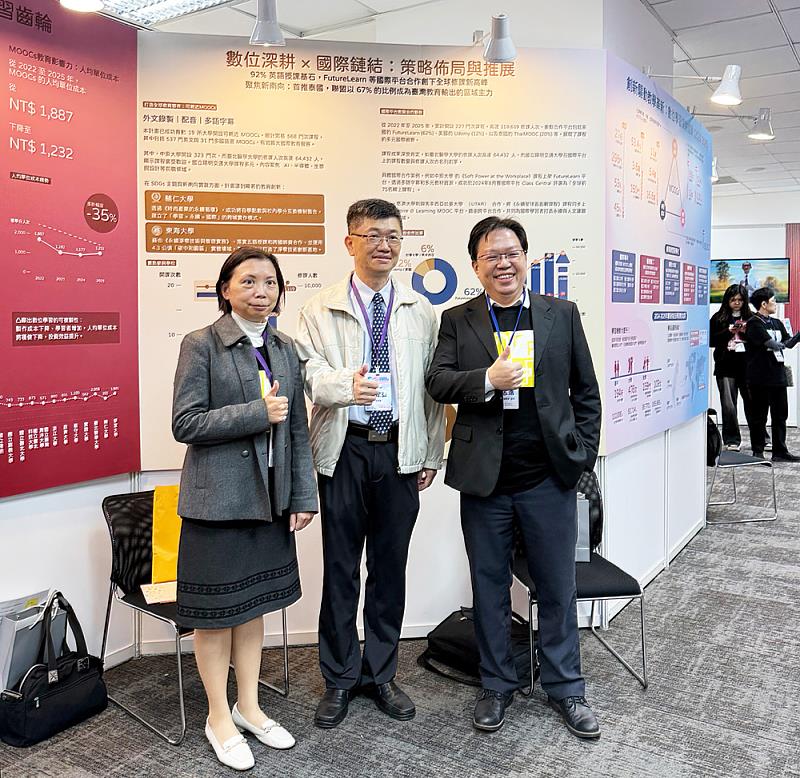 楊馥如教務長(左)與東海大學楊定亞教務長以及中原大學林志浩數位長共同於ELOE2025展場合影。