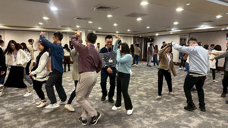 參加者一起跳swing dance。