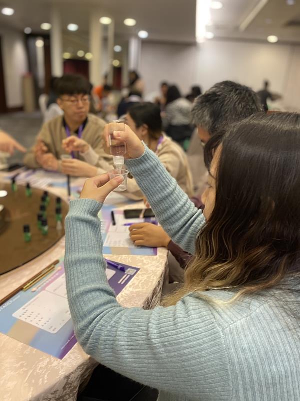 參加者調製香氛。