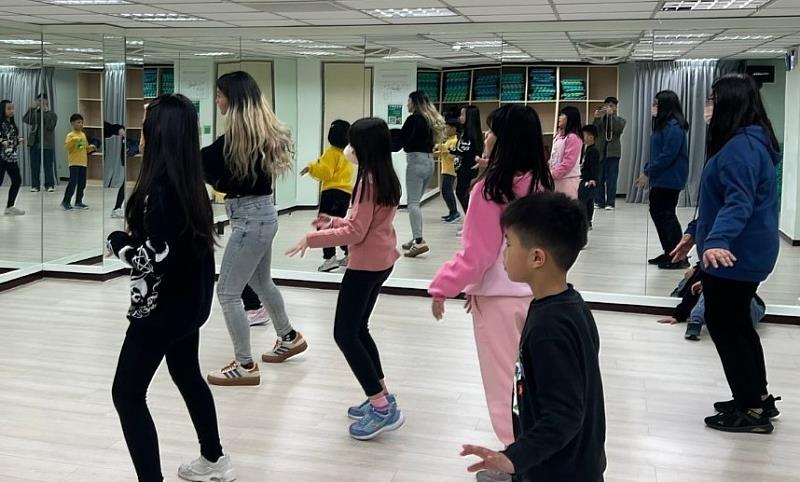 帶領孩童們隨音樂律動，快樂訓練身體協調與節奏感。