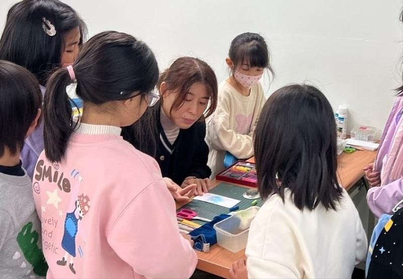 老師近距離示範粉彩技巧，讓孩子更快掌握暈染、疊色與粉彩表現力