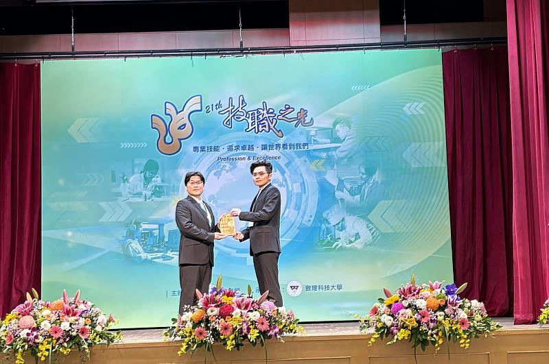 教育部常務次長朱俊彰(左)頒發獎項予中國科大土木系吳祐辰同學(右)(照片/校方提供)