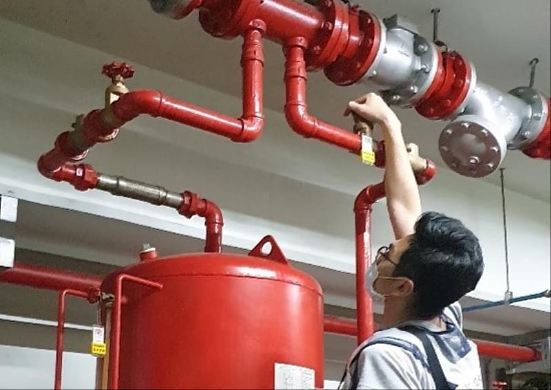 吳祐辰同學發揮消防專業，執行消防檢查作業，嚴謹把關公共安全(照片/校方提供)
