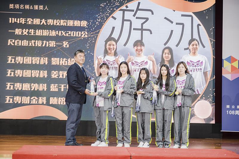 北商大學生今年在體育賽事表現傑出，全大運共奪下六面金牌，冠軍團隊於典禮上獻獎給學校。